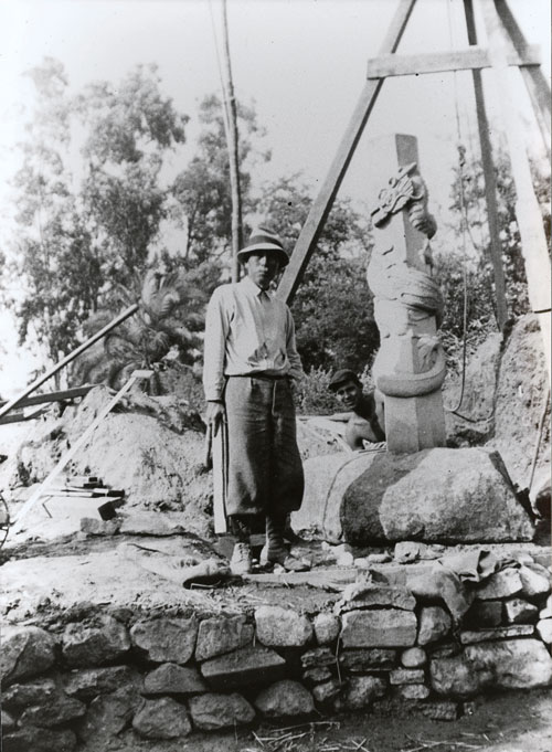 Kintsuchi Fujii supervises the installation of sculpture at the Storrier Stearns mansion, 1937.