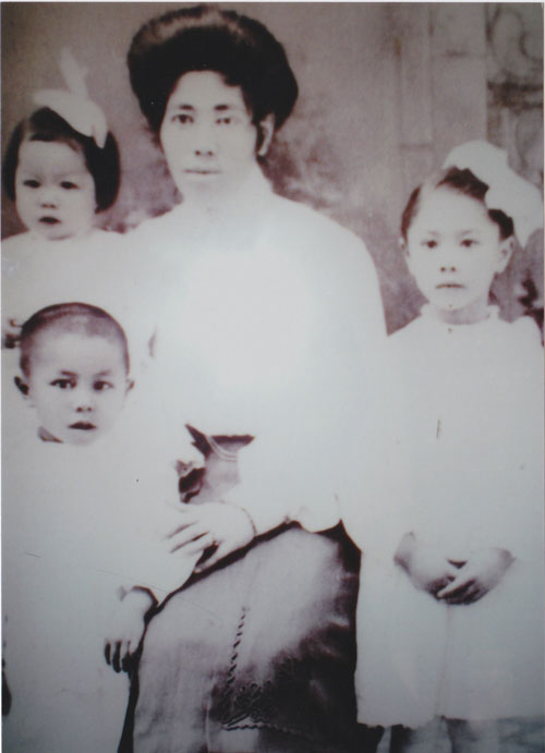 Jennie Williams Chow with her three children