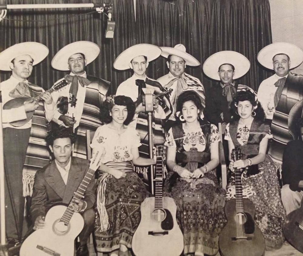 Mariachi group, with Las Hermanitas Ojedas