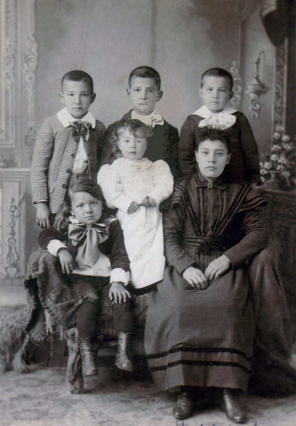 Isabel and Dana as children