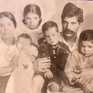 Salvador Campos with family